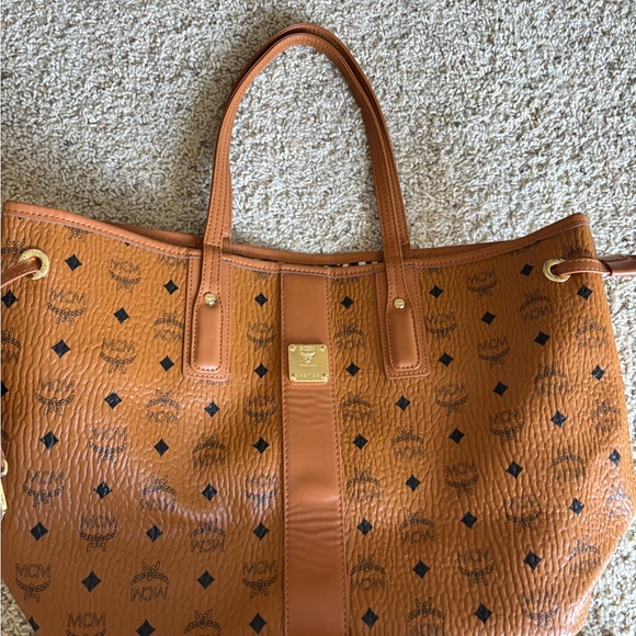 Reversible MCM Tan Visetos Tote Bag with Iconic Monogram - Picture 2 of 4